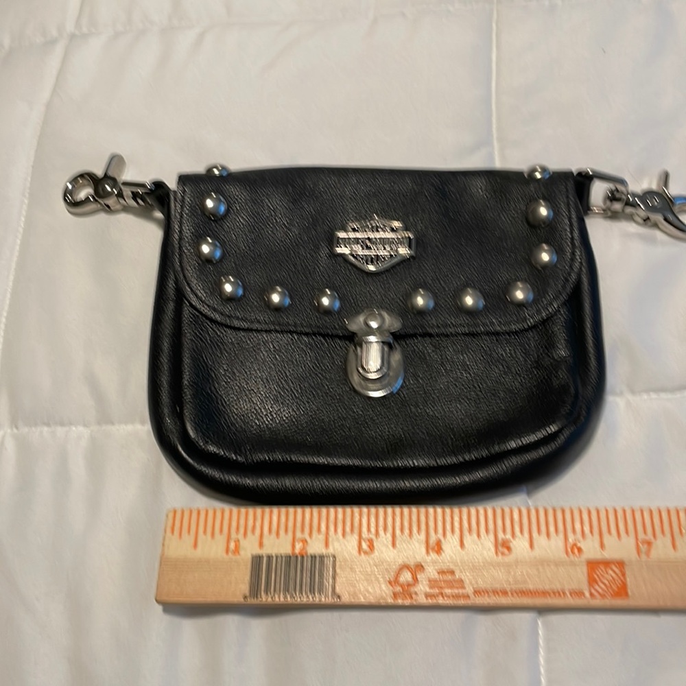 Harley Davidson authentic bag leather small can hook on l belt or h Jean loops.